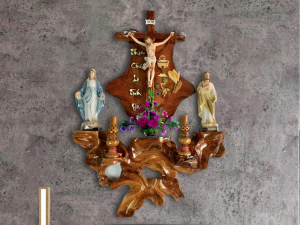 Bàn thờ Chúa Gỗ Hương