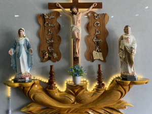 Bàn thờ Chúa Gỗ Gõ