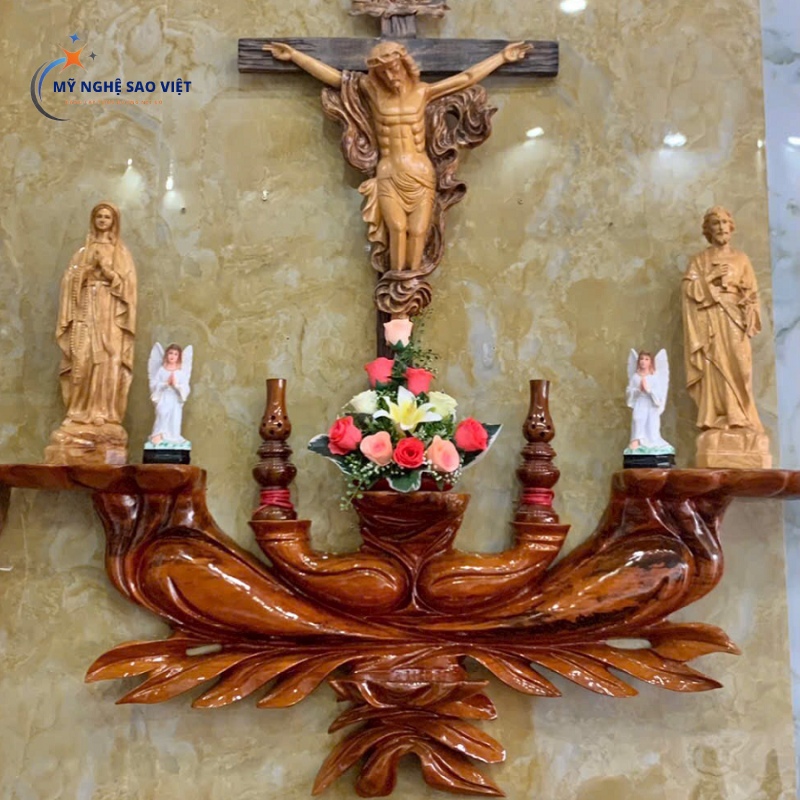 Bàn thờ Chúa và bàn thờ Gia tiên