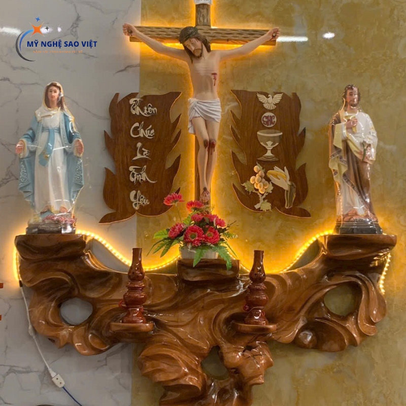 Bàn thờ Chúa và bàn thờ Gia tiên