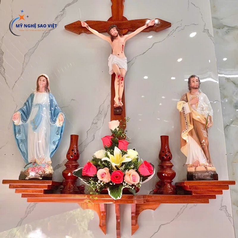 Bàn thờ Chúa và bàn thờ Gia tiên