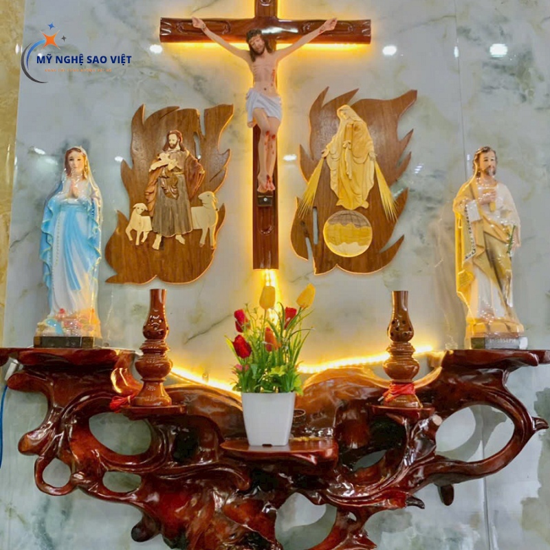 Bàn thờ Chúa và bàn thờ Gia tiên